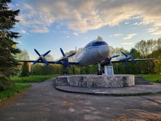 Памятник самолёту Ил-18 в Вологде.